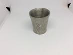 tinnen borrelglas 5 cm hoog "Kaasdragers" merk: Engeltjestin, Antiek en Kunst, Ophalen of Verzenden