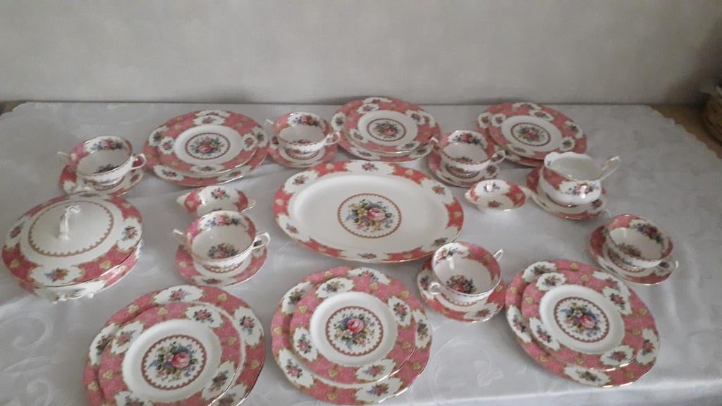 Royal Albert lady  carlyle 6 pers .diner servies, Ophalen of Verzenden, Zo goed als nieuw, Glas of Kopje