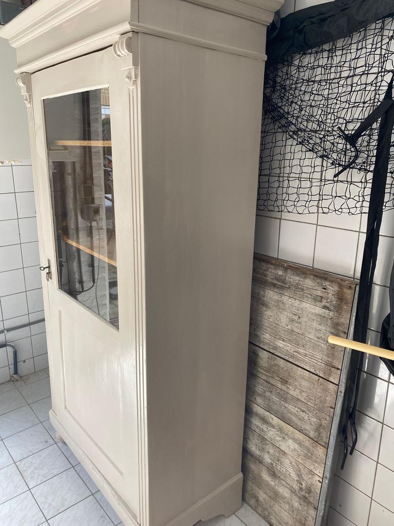 Antieke houten kast met glazen deur, Ophalen