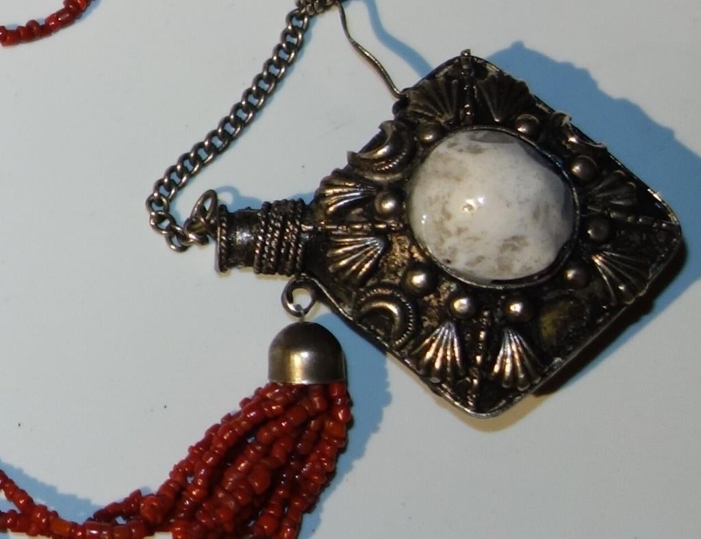 Bloedkoraal en verzilverd oogzwartdoosje Kalash-Pakistan, Sieraden, Tassen en Uiterlijk, Kettingen, Ophalen, Met hanger, Gebruikt