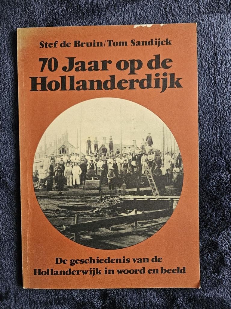 70 Jaar op de Hollanderdijk, Boeken, Geschiedenis | Stad en Regio, Ophalen of Verzenden, 20e eeuw of later, Gelezen