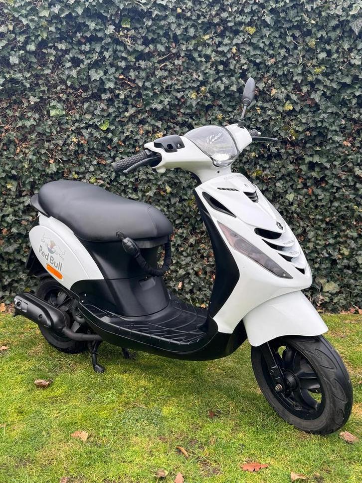 Piaggio zip sp look 4takt redd bull, Fietsen en Brommers, Scooters | Piaggio, Zo goed als nieuw, Zip, Benzine, Ophalen of Verzenden