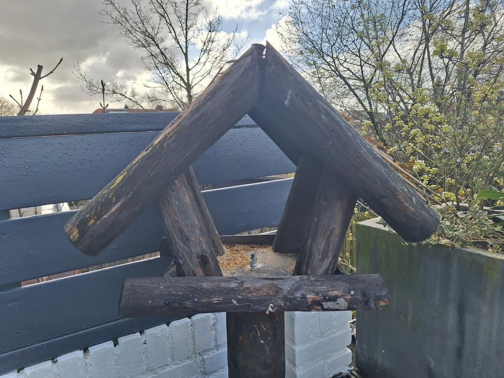 Houten vogelhuisje op paal, Ophalen
