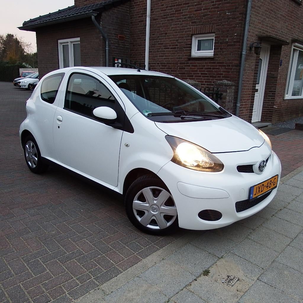 Toyota Aygo 1.0 12V Vvt-i 3DRS MMT 2011 Wit Airco Nwe APK!, Auto's, Toyota, Voorwielaandrijving, Stof, Zwart, Bedrijf