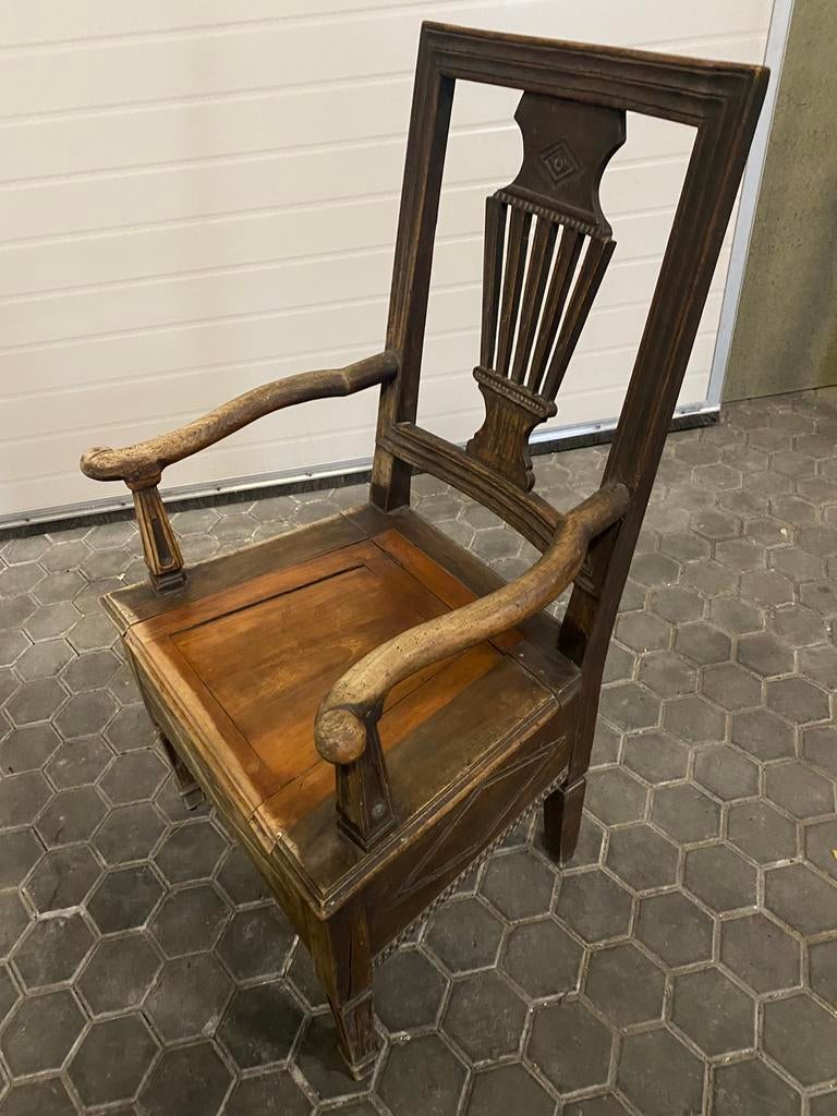 Antieke houten po-stoel, Ophalen
