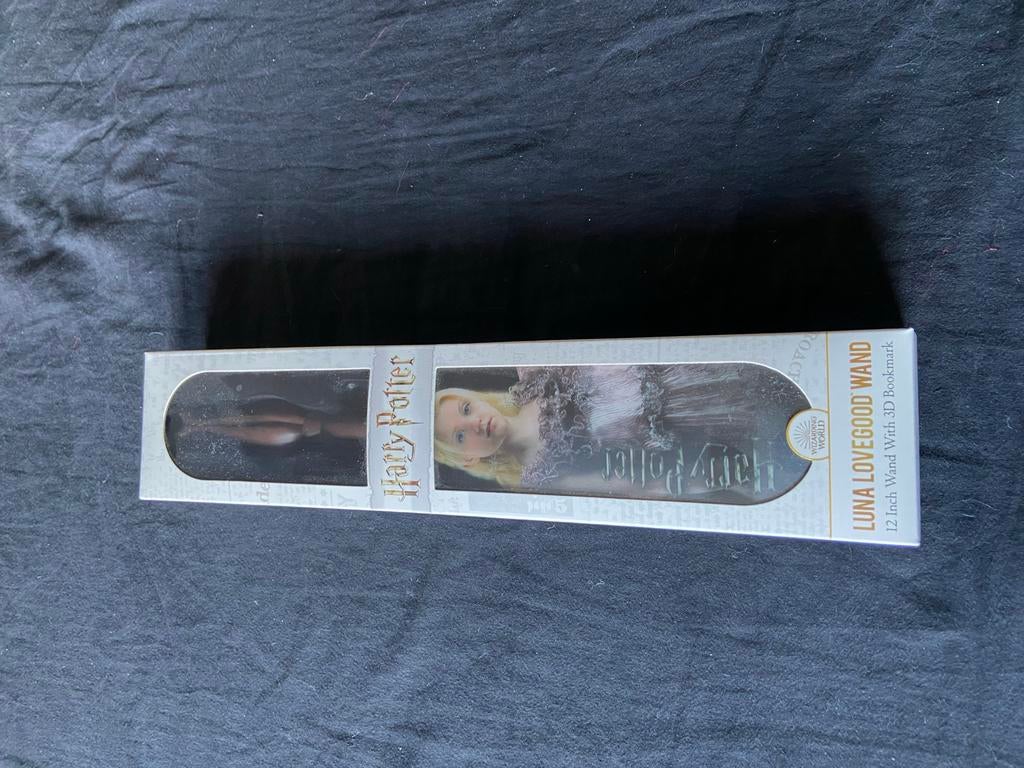 Harry Potter Luna Lovegood toverstaf met boekenlegger, Verzamelen, Harry Potter, Ophalen of Verzenden, Nieuw, Replica