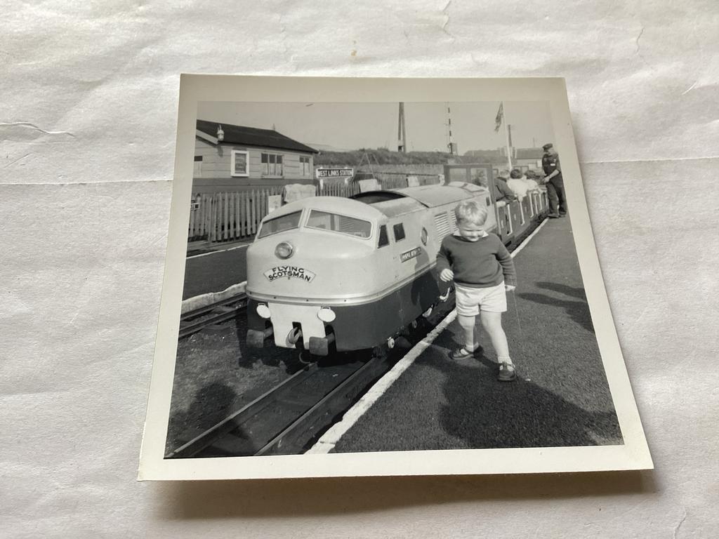 foto jongen bij miniatuurtrein 'Flying Scotsman' 9x9 cm, Ophalen of Verzenden, Gebruikt, Trein, Kaart of Prent