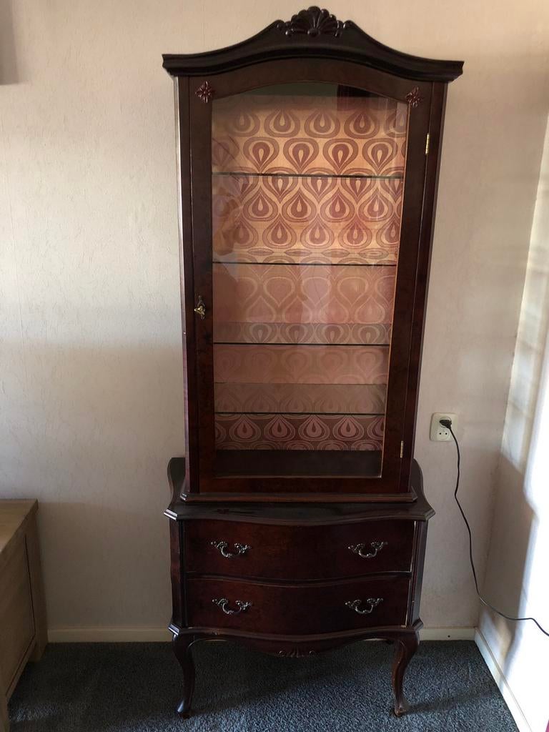 Antieke vitrinekast., Ophalen