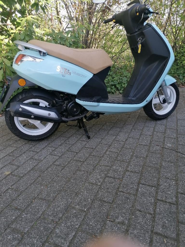 Scooter Peugeot vivacity sixties, Fietsen en Brommers, Snorfietsen en Snorscooters, Ophalen, Zo goed als nieuw, Benzine, Peugeot