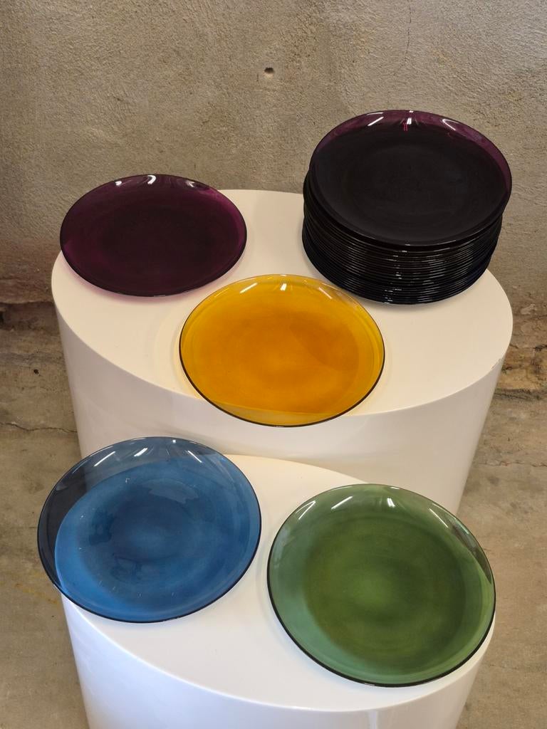 Stapel van 27 gekleurde glazen  borden doorsnede 20cm, Ophalen, Bord(en), Overige stijlen, Glas