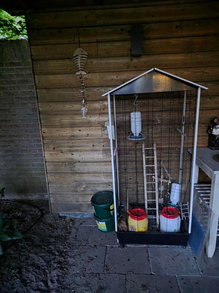 Vogelkooi met toebehoren., Ophalen of Verzenden, Zo goed als nieuw, Metaal, Vogelkooi