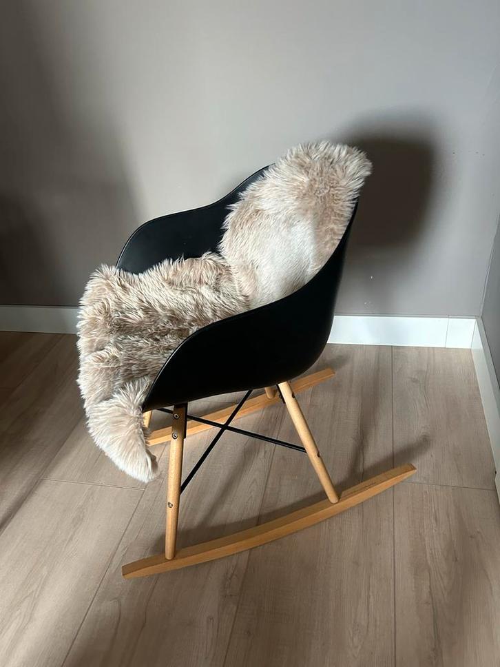 Moderne Schommelstoel Zwart met Houten Onderstel, Huis en Inrichting, Stoelen, Zo goed als nieuw, Eén, Hout, Zwart, Ophalen