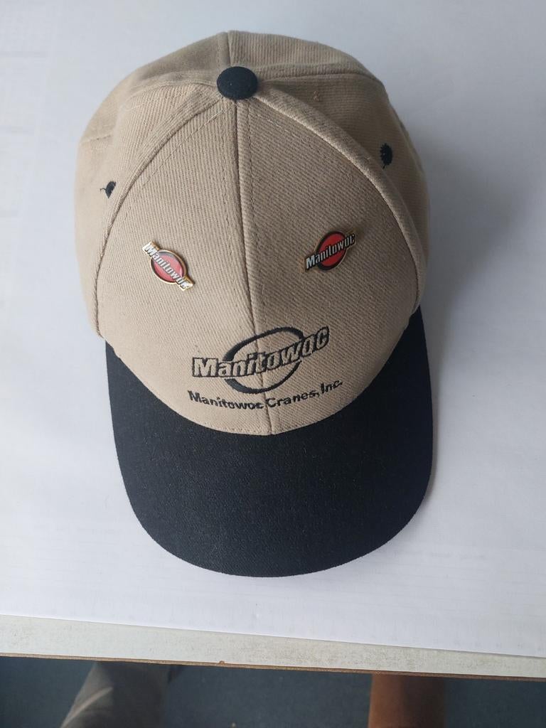 Manitowoc cap met pins, Ophalen