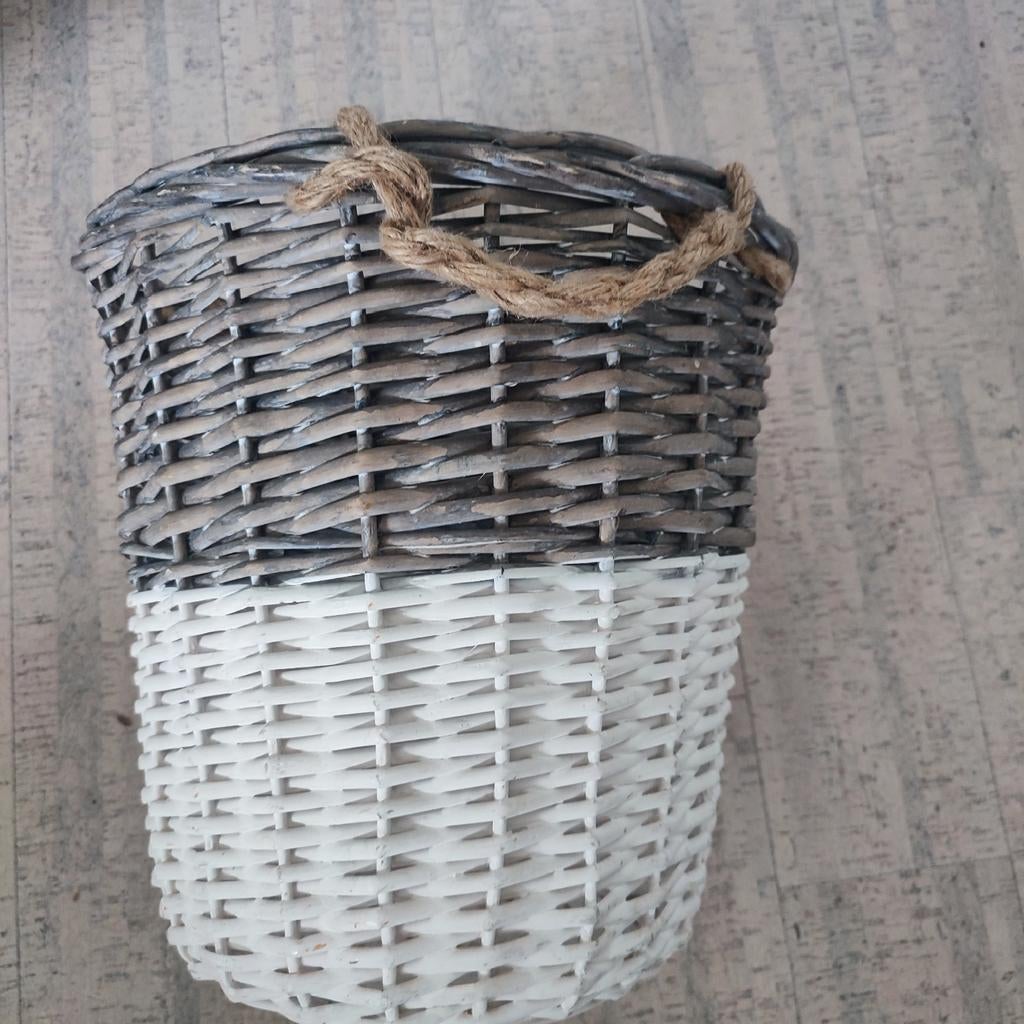 Ronde plantenmand met touw handvatten greywash-wit Ø 32x32, Ophalen of Verzenden, Zo goed als nieuw, Rond, Riet