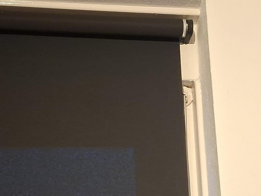 Op maat gemaakte zwarte verduisterende rolgordijnen., Ophalen