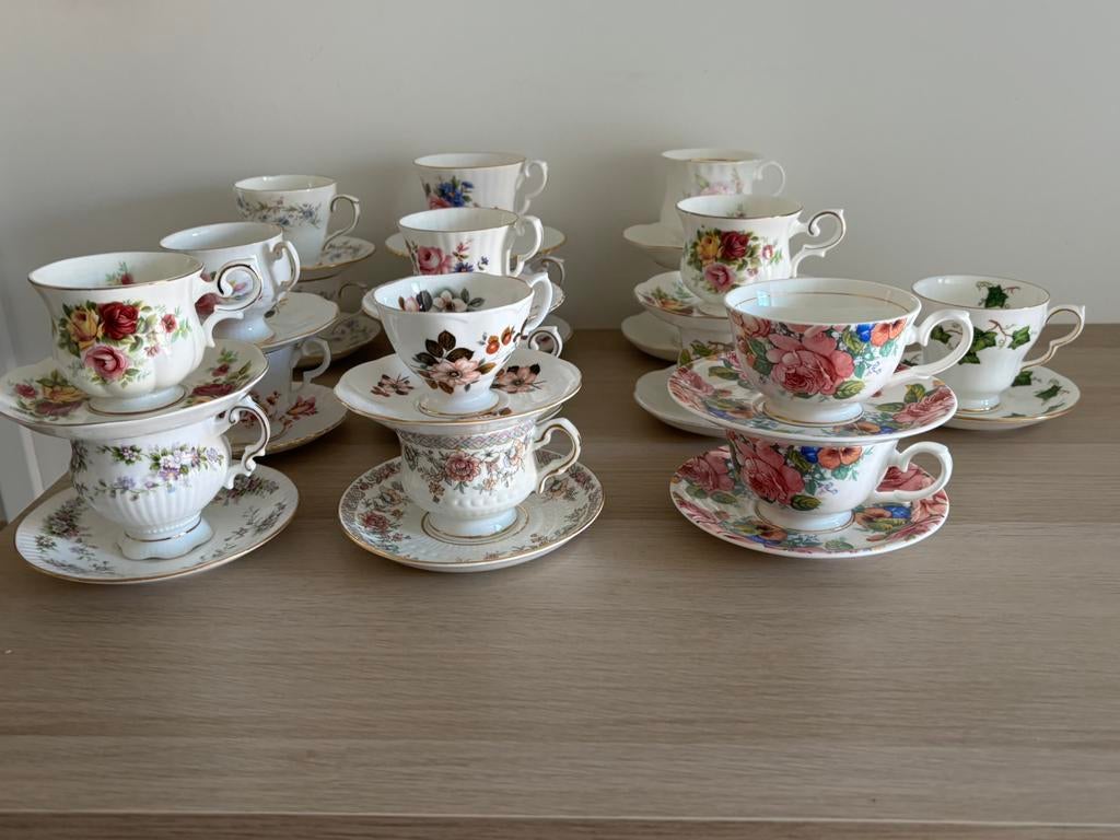 30 Engelse porseleinen kop en schotels, Verzamelen, Porselein, Kristal en Bestek, Ophalen, Zo goed als nieuw, Porselein, Kop en/of schotel