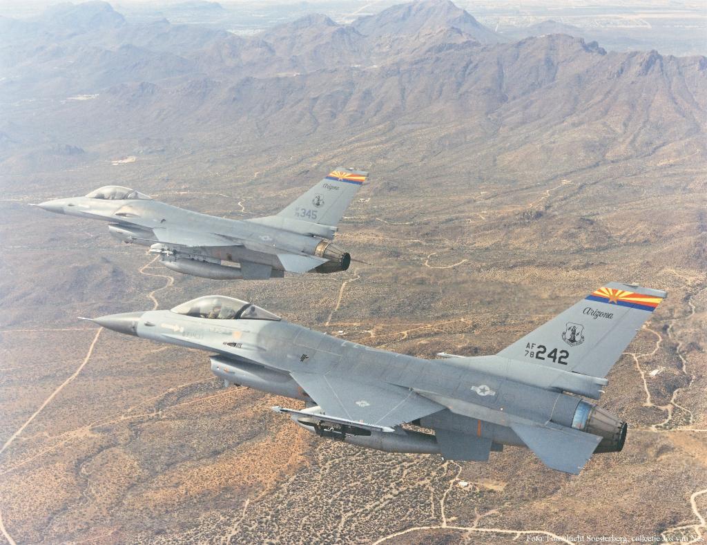 F-16`s KLu. (J-242)       Bieden vanaf € 3,00, Ophalen of Verzenden, Zo goed als nieuw, Kaart, Foto of Prent