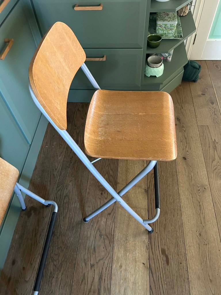 Houten opklapstoeltjes, Huis en Inrichting, Stoelen, Ophalen, Zo goed als nieuw, Bruin, Eén