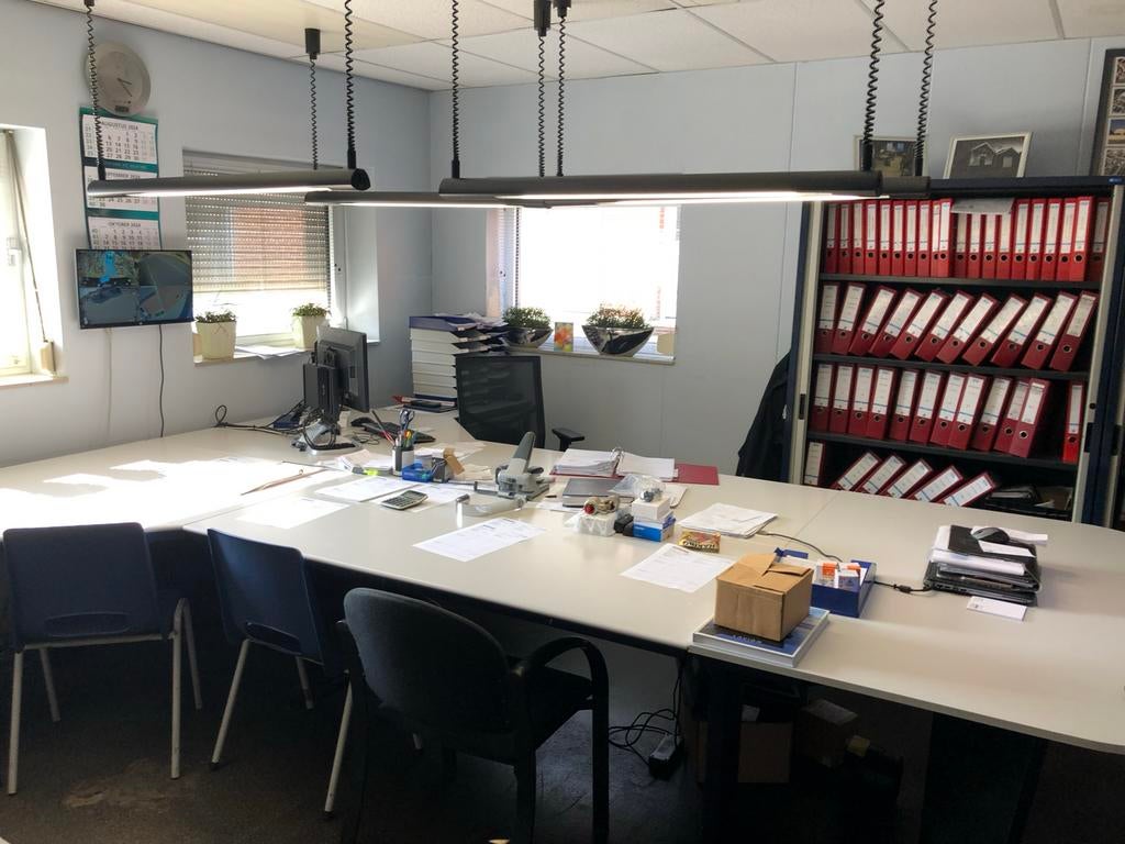 Grote kantoortafel met lage kast, Werkplek, Ophalen of Verzenden, Gebruikt, Complete inventaris