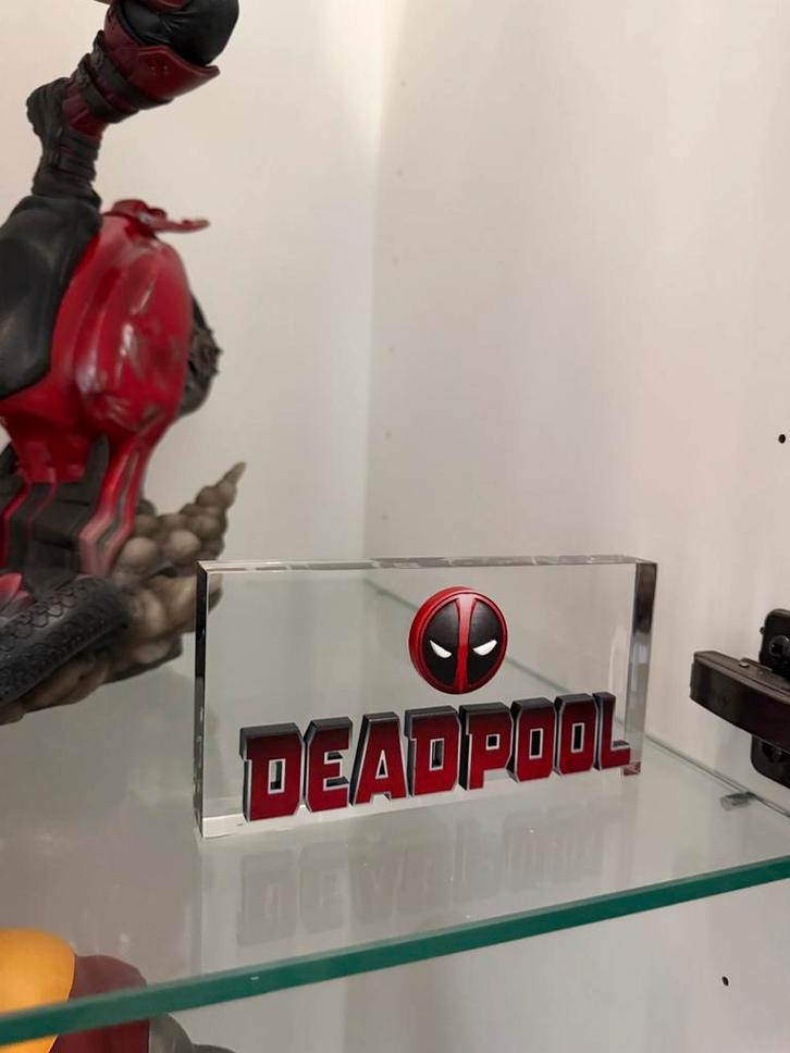 Sideshow Deadpool Premium Format Figuur 1:4, Verzamelen, Poppetjes en Figuurtjes, Zo goed als nieuw, Ophalen of Verzenden