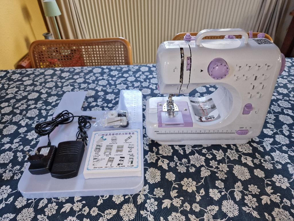 Elektrische kleine naaimachine, Ophalen, Zo goed als nieuw, Naaimachine, Overige merken
