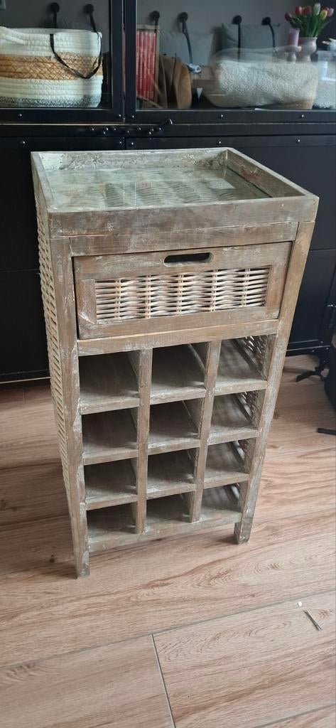 Houten wijnkastje met lade en rieten details, Huis en Inrichting, Woonaccessoires | Wijnrekken, Ophalen