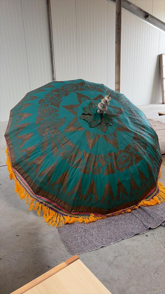 Unieke Indiase Parasol - 240cm Hoog, 190cm Breed, Tuin en Terras, Ophalen, Gebruikt, 1 tot 2 meter, Stokparasol