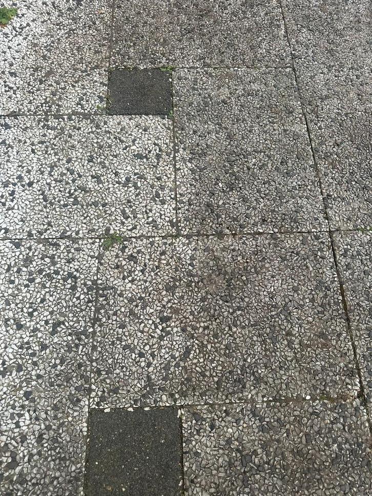 Gratis stoeptegels / grindtegels – zelf eruit halen, Tuin en Terras, Tegels en Klinkers, Zo goed als nieuw, Terrastegels, Beton