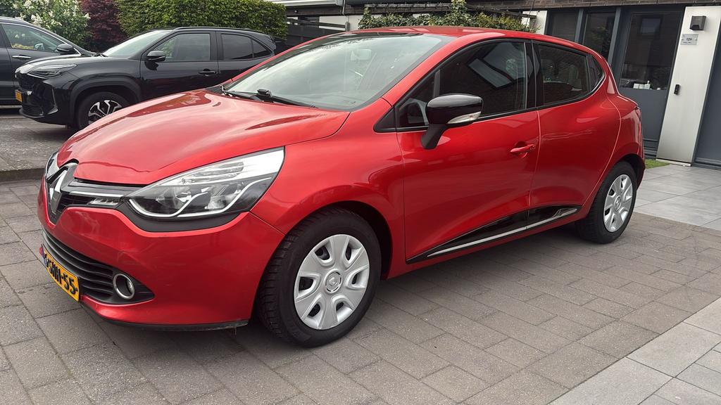Renault Clio Energy TCe 90pk S&S Eco2 2013 Rood, Auto's, Voorwielaandrijving, 898 cc, 40 €/maand, 540 kg