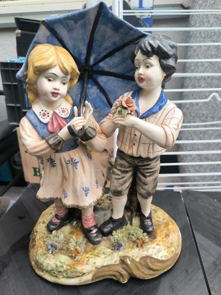 Authentiek Capodimonte Beeld - Kinderen met Paraplu, Antiek en Kunst, Antiek | Porselein, Ophalen of Verzenden