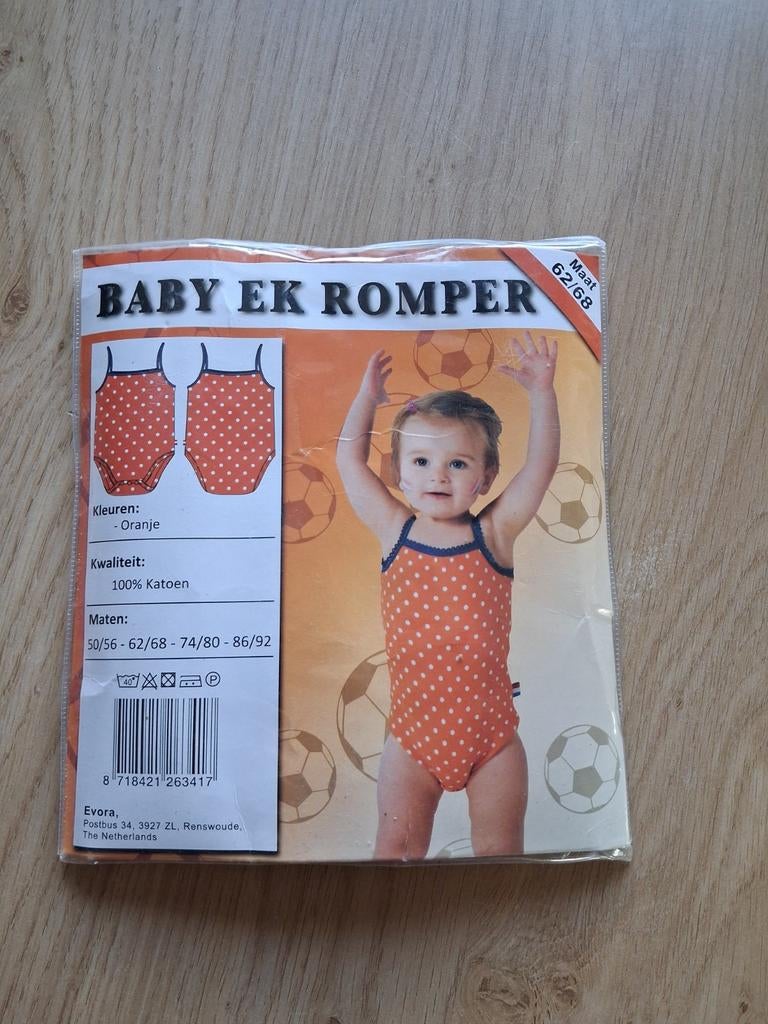 Baby EK romper maat 62/68 - Oranje met stippen, Kinderen en Baby's, Babykleding | Maat 62, Overige typen, Jongetje of Meisje, Nieuw