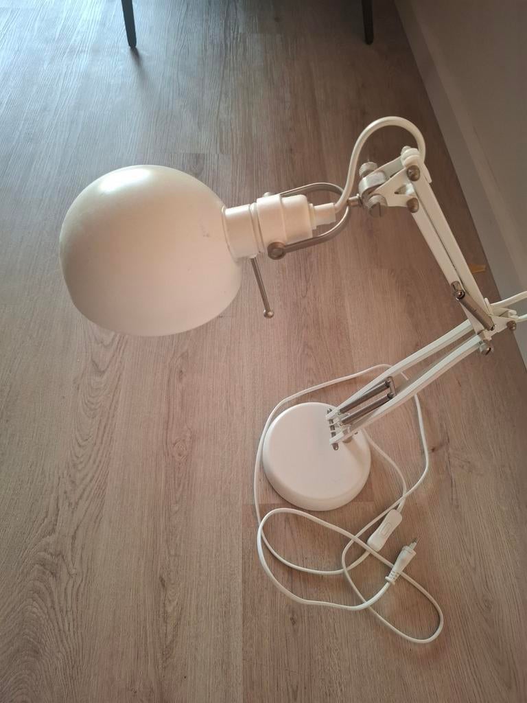 Witte bureaulamp met reservelamp, Huis en Inrichting, Lampen | Tafellampen, Ophalen