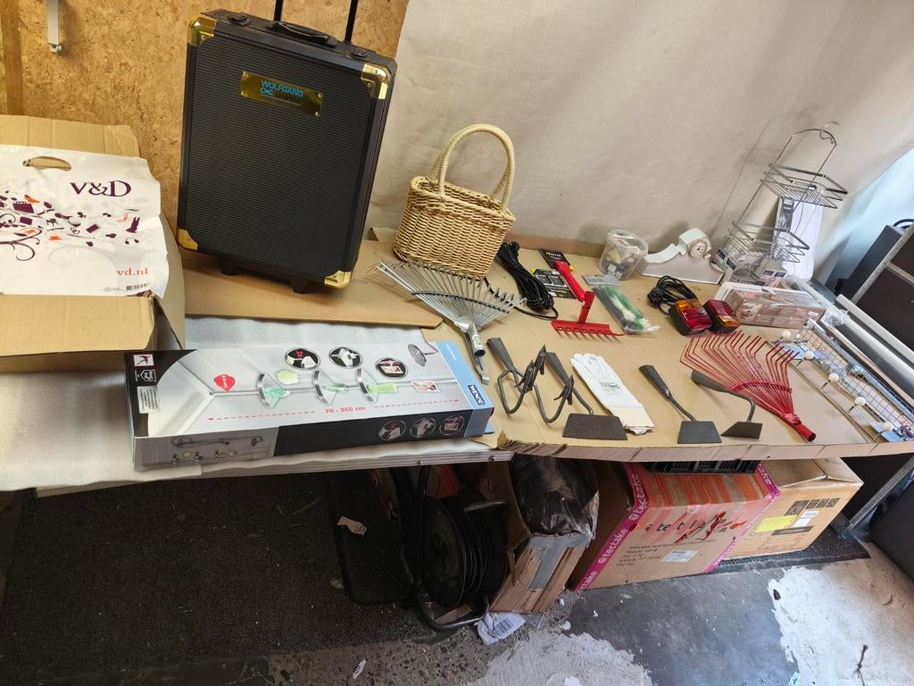 Aangeboden Grote Partij Nieuwe Rommelmarkt Spullen 481 stuks, Ophalen