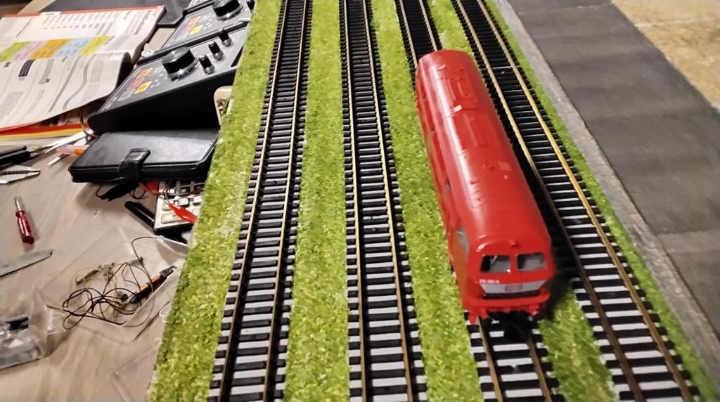 Roco DB 215 001-9
Treinen hebben onderhoud gehad. Zijn helem, Hobby en Vrije tijd, Modeltreinen | Overige schalen, Overige merken