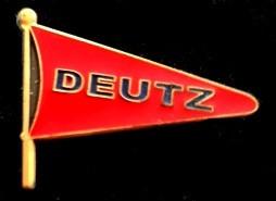 Deutz vlag speld- rood met zwarte letters- replica, Verzenden, Nieuw, Transport, Speldje of Pin