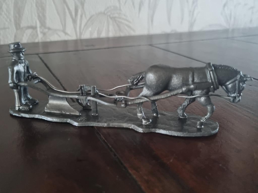 Tinnen Beeldje van een Boer met Paard die de ploeg bediend., Antiek en Kunst, Antiek | Tin, Ophalen of Verzenden