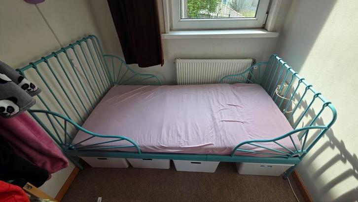 Ikea meegroeibedje blauw, Kinderen en Baby's, Kinderkamer | Bedden, Zo goed als nieuw, Minder dan 140 cm, Minder dan 70 cm, Lattenbodem