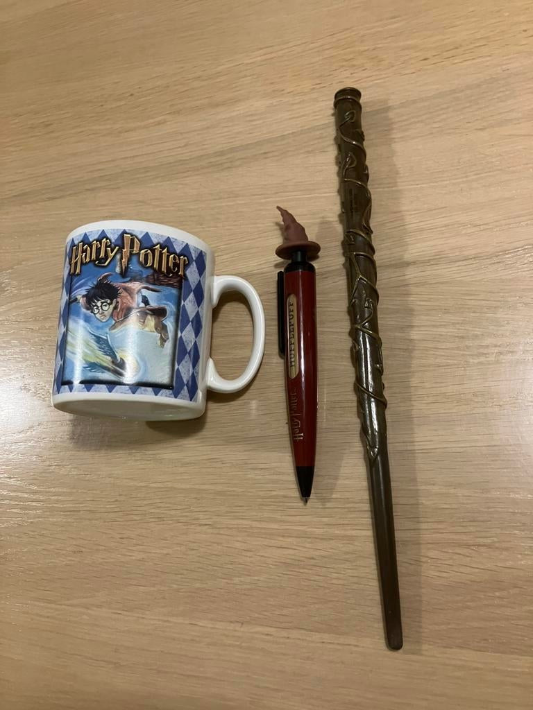 Verzameling Harry Potter spullen Mok pen toverstok, Verzamelen, Harry Potter, Ophalen of Verzenden, Zo goed als nieuw, Gebruiksvoorwerp