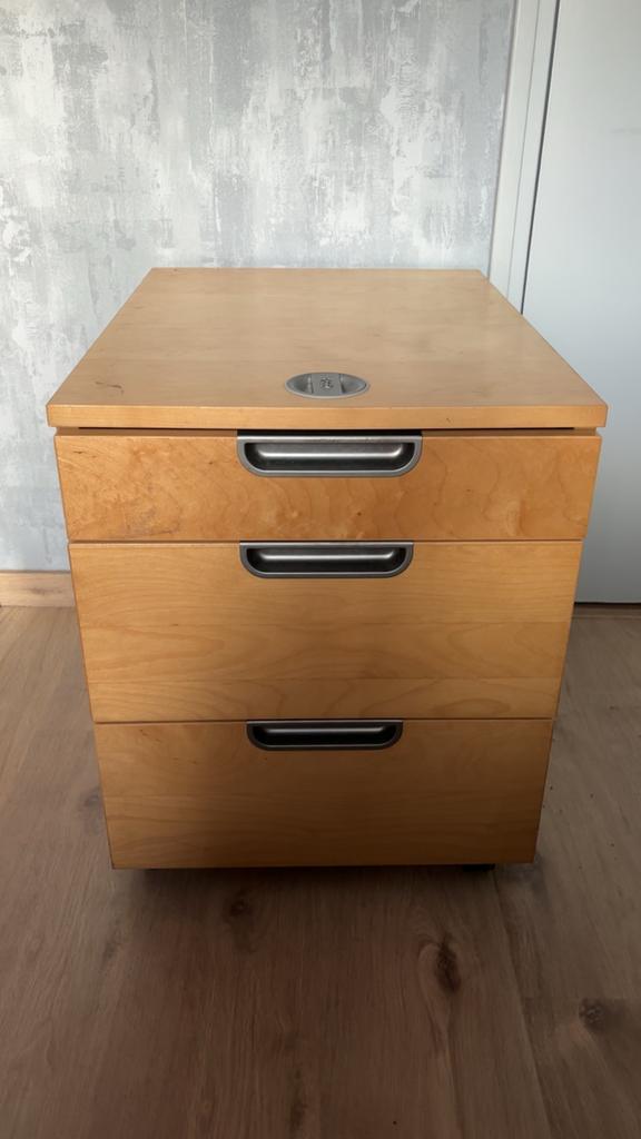 Houten nachtkastje met drie lades, Huis en Inrichting, Slaapkamer | Nachtkastjes, Gebruikt, Minder dan 45 cm, Hout, 55 tot 70 cm