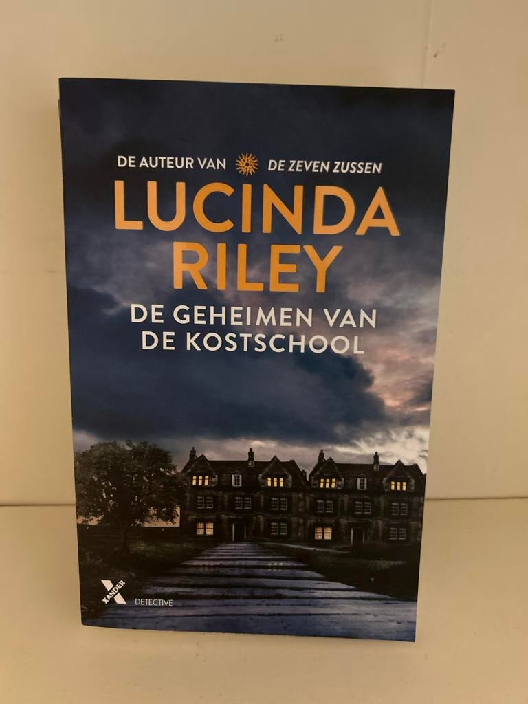 Lucinda Riley - De Geheimen van de Kostschool, Ophalen of Verzenden, Zo goed als nieuw