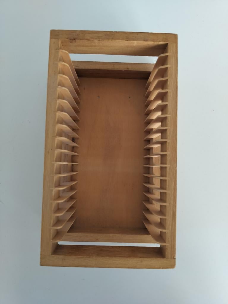 Ikea CD-rek voor 17 cd's - Gelakt hout, Huis en Inrichting, Woonaccessoires | Cd- en Dvd-rekken, Gebruikt, Minder dan 25 discs