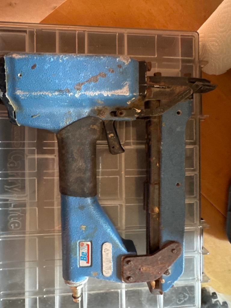BeA tacker / nietmachine (gebruikt) voor stalen nagels, Ophalen, Gebruikt