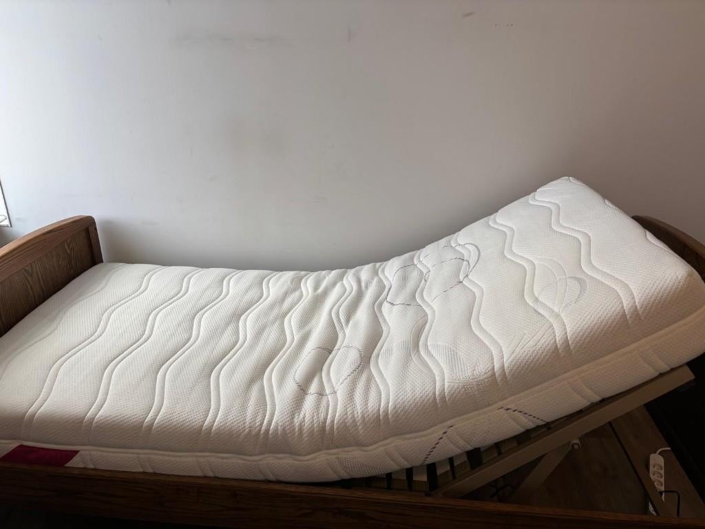 Comfortabel 2-persoonsbed met lattenbodems en matrassen, Ophalen, Bruin, Tijdloos en functioneel / Praktisch en degelijk /, Tweepersoons