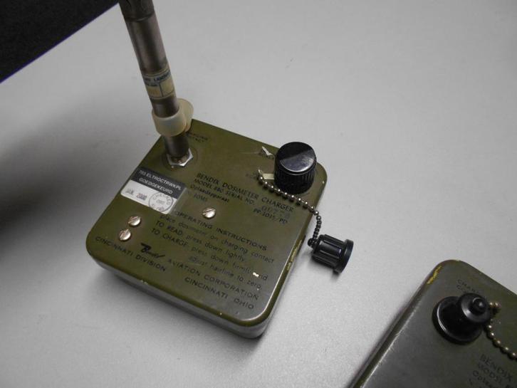 Dosimeter met lader, Verzamelen, Militaria | Algemeen, Landmacht, Embleem of Badge, Nederland, Ophalen of Verzenden