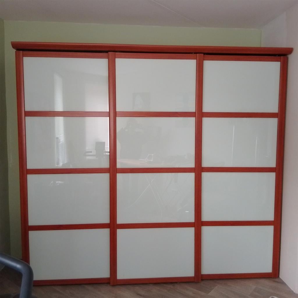 Grote houten kledingkast met schuifdeuren van melkglas, Huis en Inrichting, Kasten | Kledingkasten, Ophalen, Gebruikt, Met plank(en)