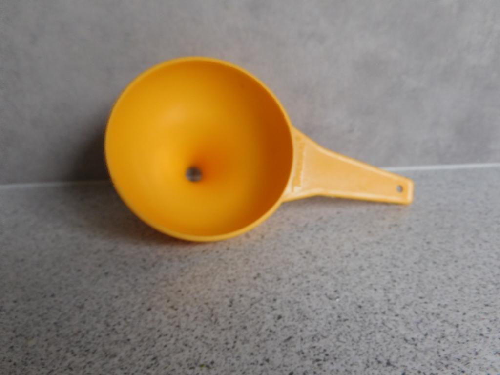 Tupperware Keukenhulpje Trechter 18 cm. Geel, Ophalen of Verzenden, Zo goed als nieuw, Geel, Overige typen