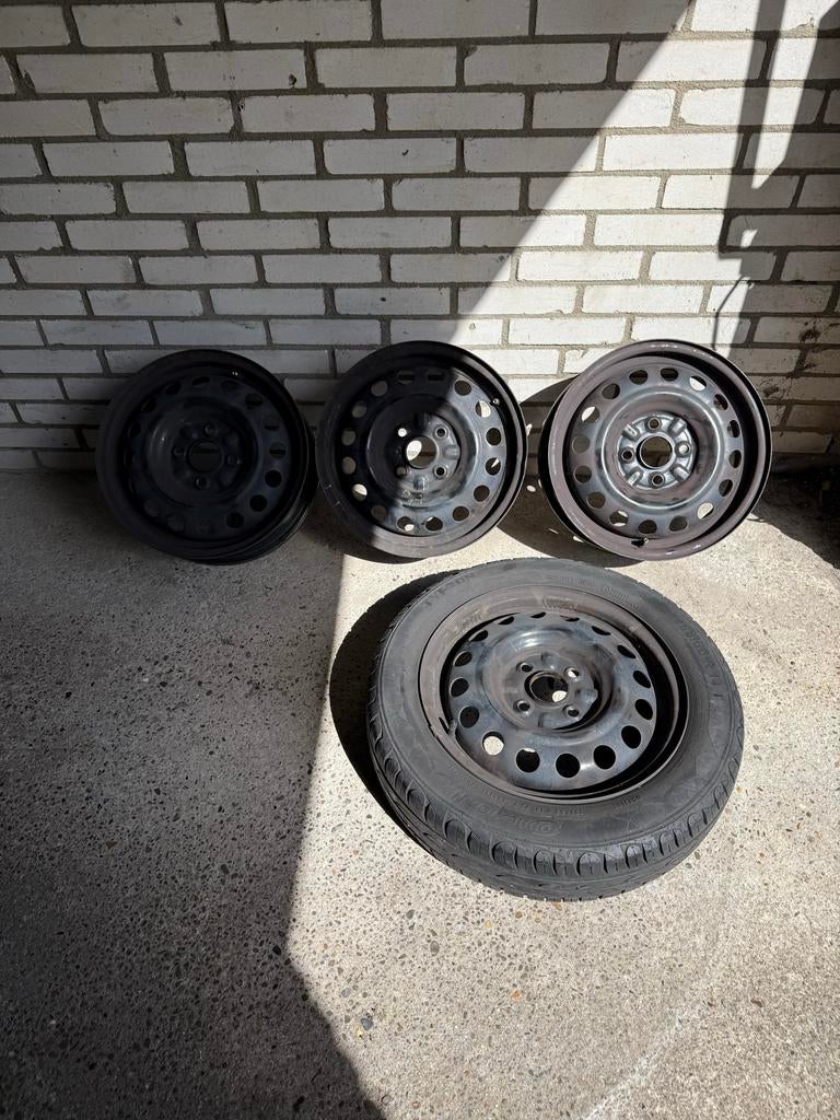 4 stalen velgen met 1 Continental band voor Peugeot 107, Ophalen, 14 inch, Gebruikt, 155 mm