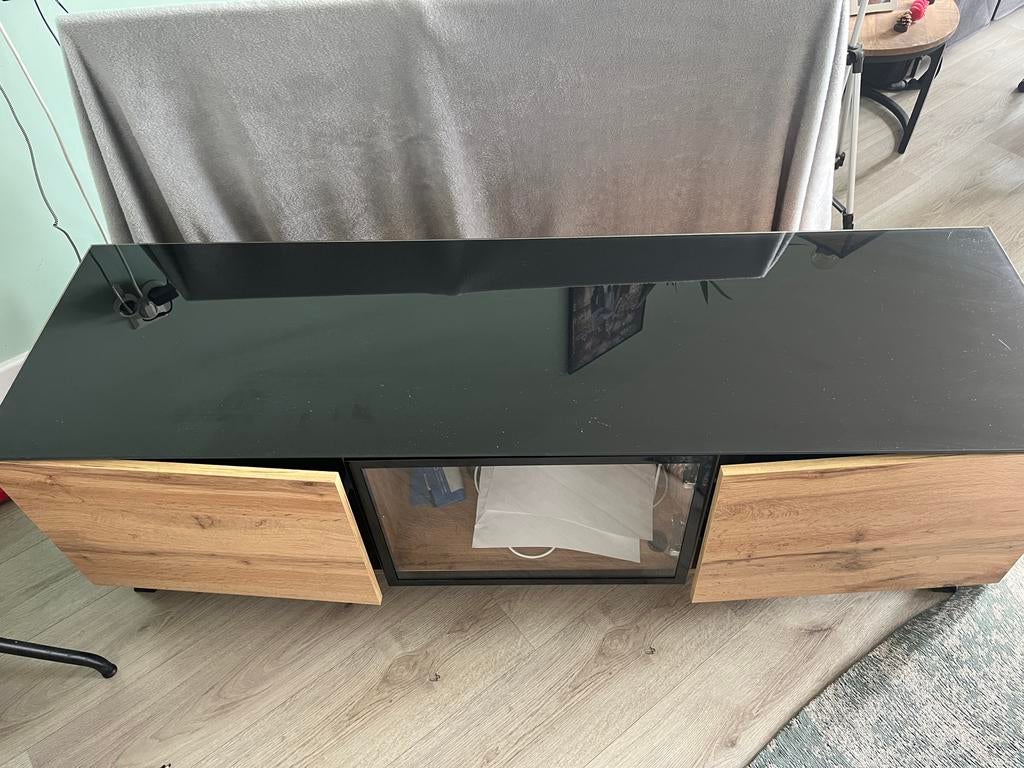 Tv meubel met glazen blad en houten deurtjes, Glas, 100 tot 150 cm, Ophalen of Verzenden, Zo goed als nieuw