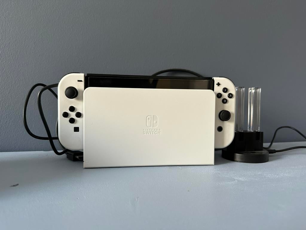 Nintendo Switch OLED wit met accessoires, Spelcomputers en Games, Spelcomputers | Nintendo Switch, Ophalen, Zo goed als nieuw
