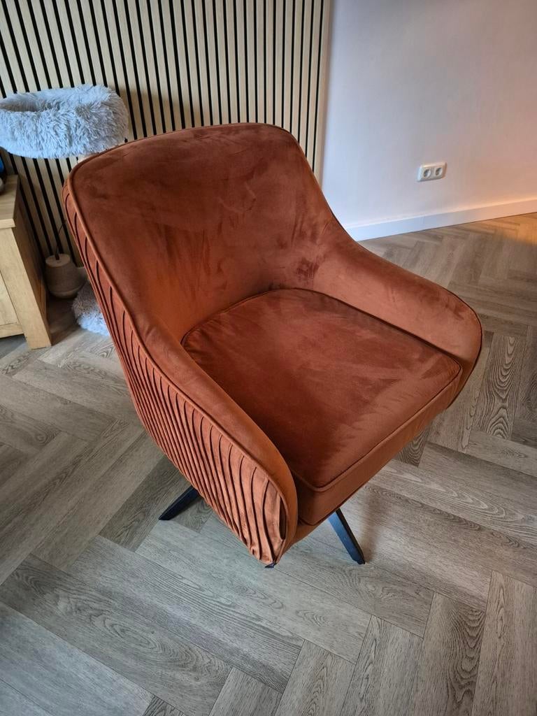 Comfortabele draaibare fauteuil in roestbruin fluweel, Huis en Inrichting, Fauteuils, Ophalen, Modern, Scandinavisch, Comfort